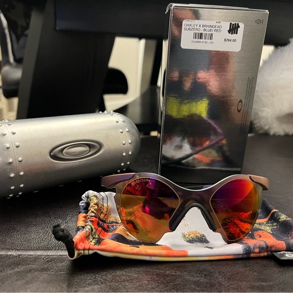 OAKLEY - Picture 4 of 5